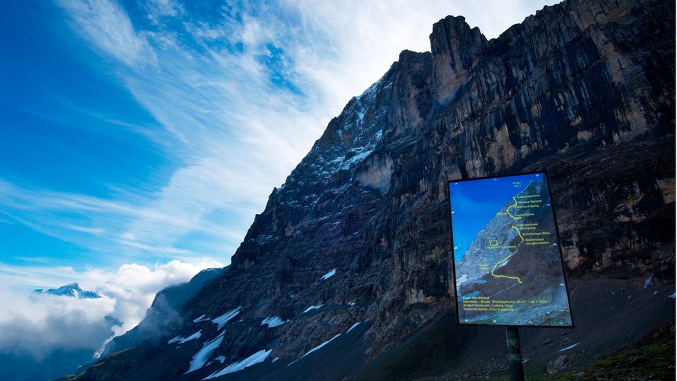 Schild mit der Heckmair-Route am Fuße der Eiger-Nordwand