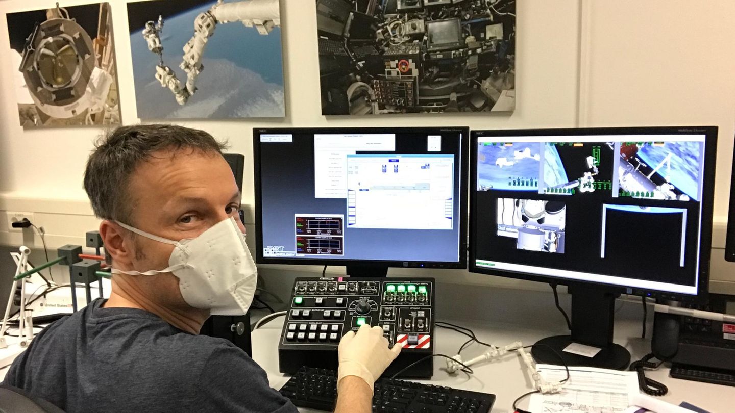 Matthias Maurer übt, einen Roboterarm zu bedienen.