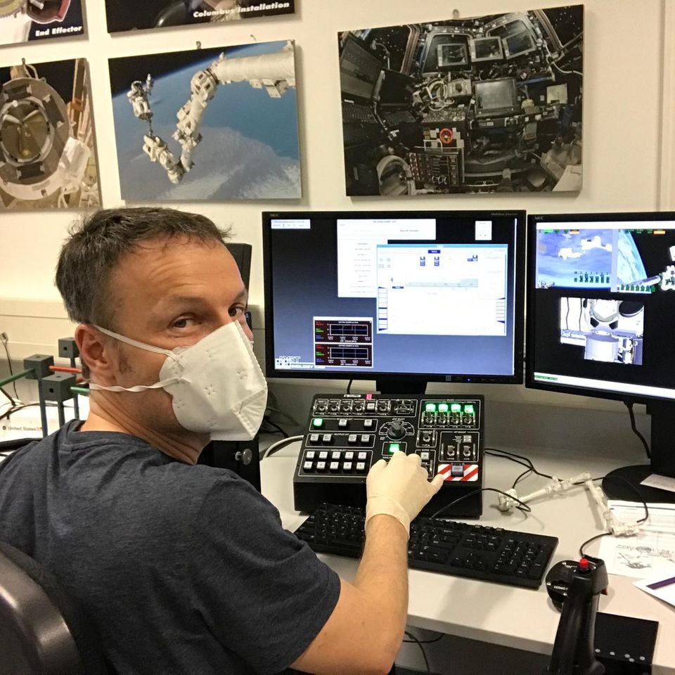 Matthias Maurer übt, einen Roboterarm zu bedienen.
