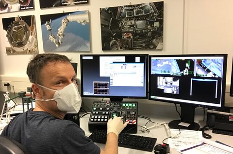 Matthias Maurer übt, einen Roboterarm zu bedienen.