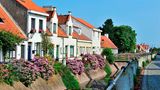 Typische weiße Häuser am Lissewege Kanal