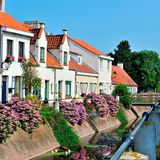 Typische weiße Häuser am Lissewege Kanal