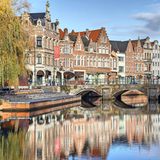 Alte Häuser säumen den Kanal in Lier