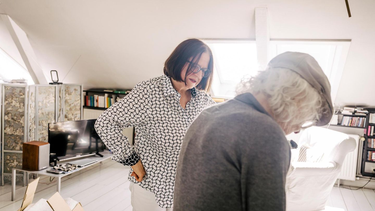 Karin Oltmann begleitet seit rund 30 Jahren Sterbende. Etwas, das sie dabei gelernt hat: Die meisten Schwerkranken schätzen Humor und Gespräche über Alltägliches.