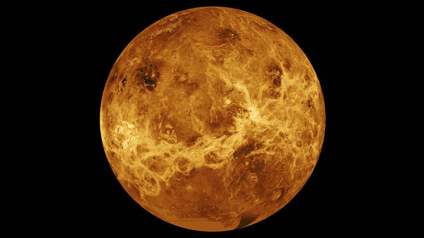 Diese Aufnahme, mit speziellen Geräten erstellt und am Computer montiert, zeigt die heiße Oberfläche der Venus. Dort herrschen Temperaturen um die 450 Grad Celsius. In der Realität verschleiern Wolken und eine dichte, trübe Atmosphäre die Sicht