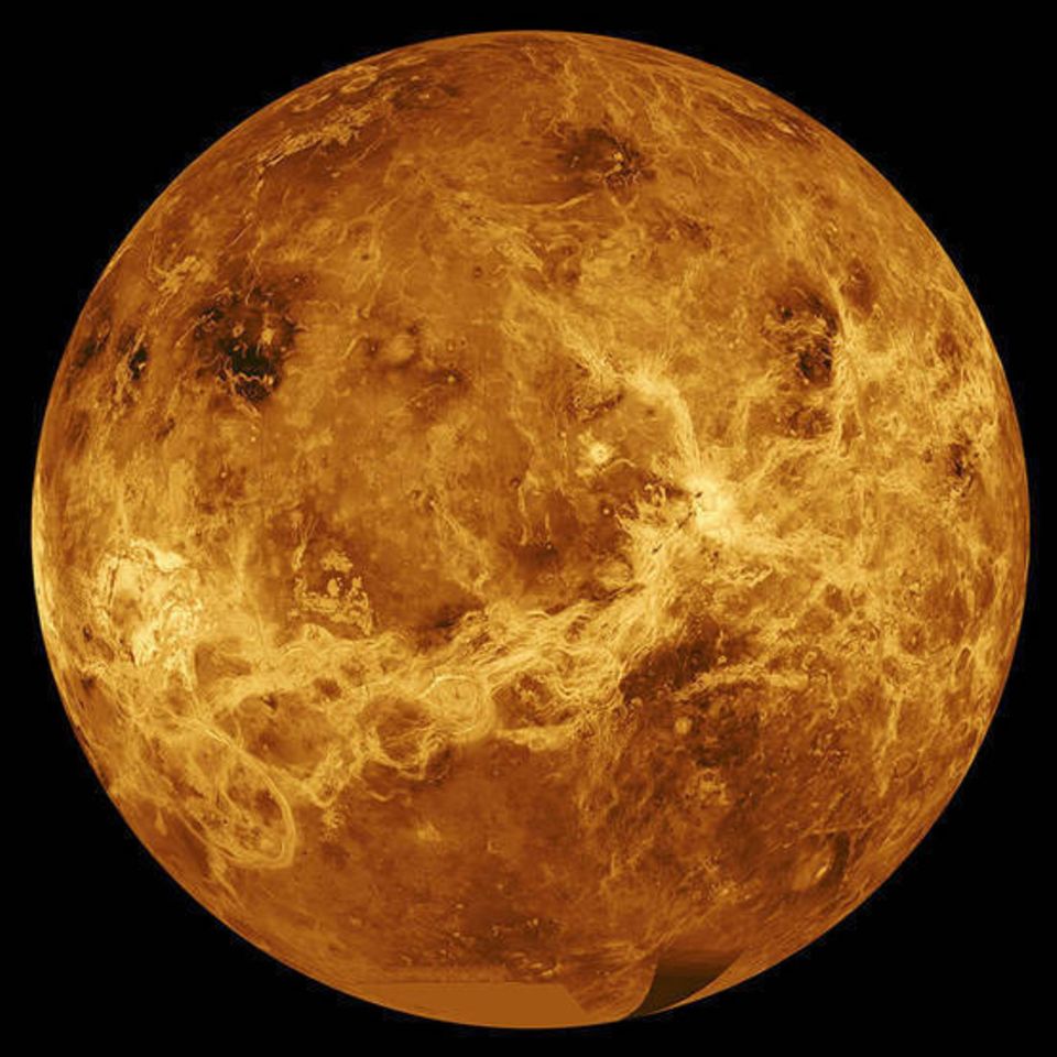 Diese Aufnahme, mit speziellen Geräten erstellt und am Computer montiert, zeigt die heiße Oberfläche der Venus. Dort herrschen Temperaturen um die 450 Grad Celsius. In der Realität verschleiern Wolken und eine dichte, trübe Atmosphäre die Sicht