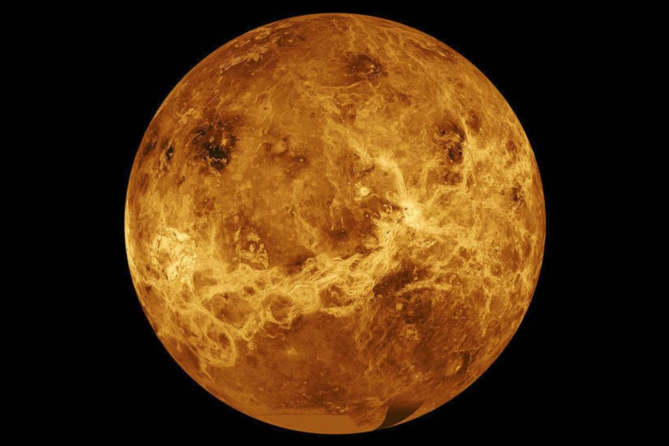 Diese Aufnahme, mit speziellen Geräten erstellt und am Computer montiert, zeigt die heiße Oberfläche der Venus. Dort herrschen Temperaturen um die 450 Grad Celsius. In der Realität verschleiern Wolken und eine dichte, trübe Atmosphäre die Sicht