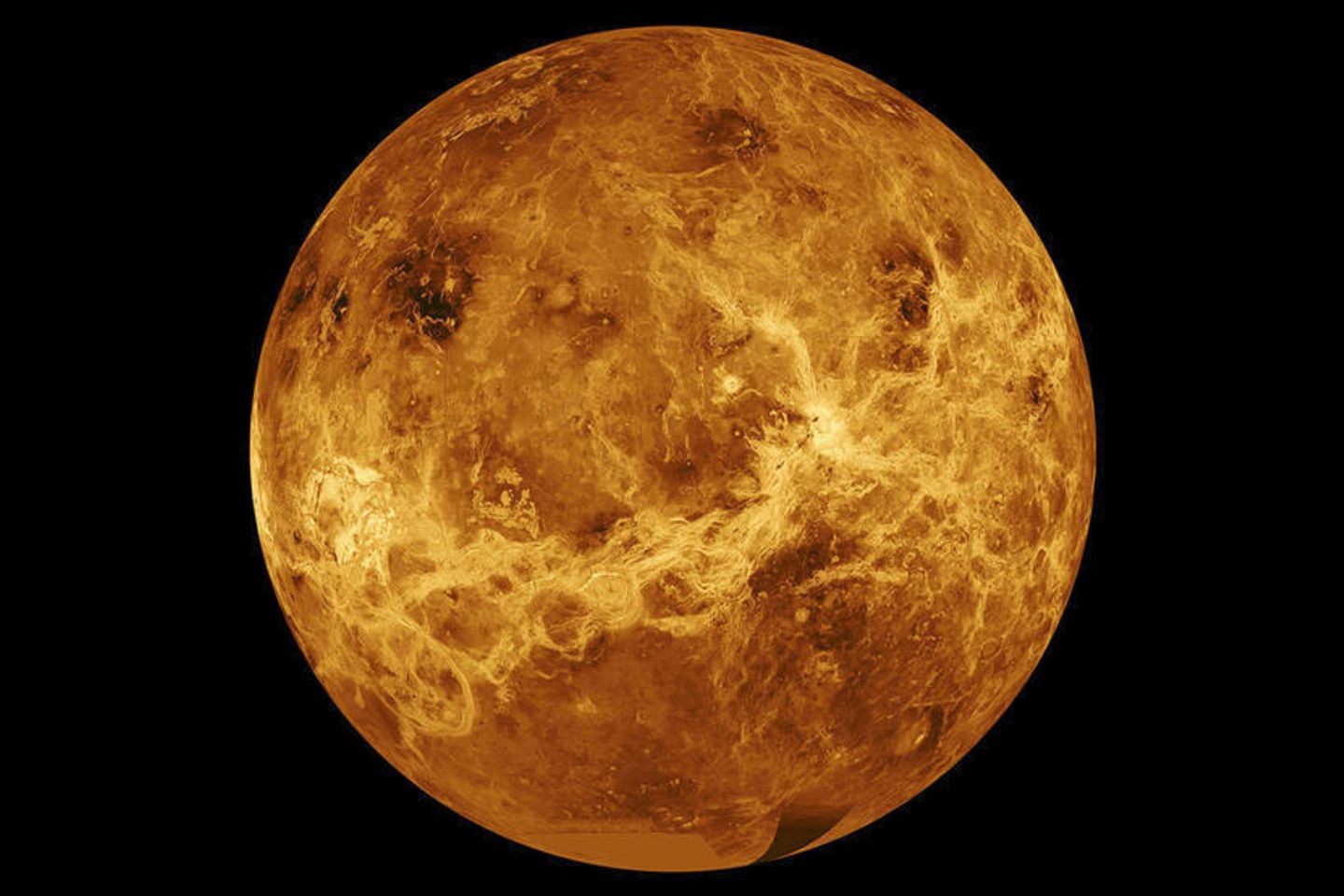 Diese Aufnahme, mit speziellen Geräten erstellt und am Computer montiert, zeigt die heiße Oberfläche der Venus. Dort herrschen Temperaturen um die 450 Grad Celsius. In der Realität verschleiern Wolken und eine dichte, trübe Atmosphäre die Sicht