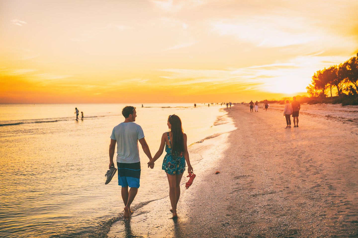 Glückliche Menschen am Fort Myers Beach in Florida bei Sonnenuntergang Glückliche Menschen am Fort Myers Beach in Florida bei Sonnenuntergang