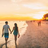 Glückliche Menschen am Fort Myers Beach in Florida bei Sonnenuntergang