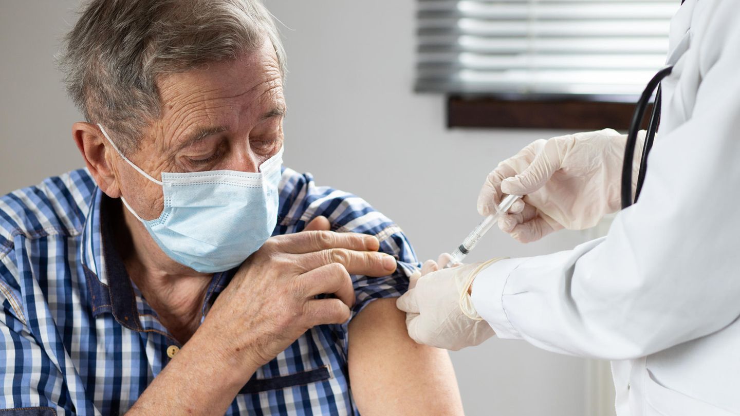 Mann wird in den Arm gegen Grippe geimpft
