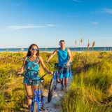 Glückliches Paar mit Fahrrädern am Strand von Sanibel Island, Florida