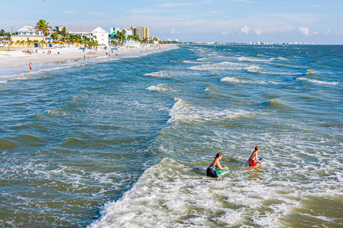 Teenager beim Surfen im Meer vor dem Fort Myers Beach in Florida Teenager beim Surfen im Meer vor dem Fort Myers Beach in Florida