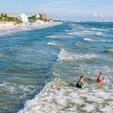 Teenager beim Surfen im Meer vor dem Fort Myers Beach in Florida