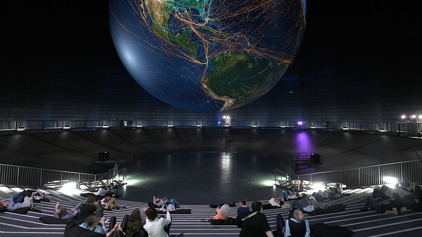 Ausstellung im Gasometer Oberhausen: Absolutes Highlight der Ausstellung ist die imposante Erdkugel. Im 100 Meter hohen Raum schwebt der spektakuläre Globus frei über den Köpfen der Besucher und Besucherinnen. Auf dessen Oberfläche präsentieren sich in brillanter Schärfe neben einer poetisch anmutenden Reise durch Milliarden von Erdenjahren auch die Folgen menschlichen Handelns. Ausstellung im Gasometer Oberhausen: Absolutes Highlight der Ausstellung ist die imposante Erdkugel. Im 100 Meter hohen Raum schwebt der spektakuläre Globus frei über den Köpfen der Besucher und Besucherinnen. Auf dessen Oberfläche präsentieren sich in brillanter Schärfe neben einer poetisch anmutenden Reise durch Milliarden von Erdenjahren auch die Folgen menschlichen Handelns.