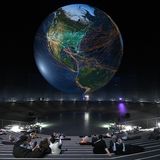 Ausstellung im Gasometer Oberhausen: Absolutes Highlight der Ausstellung ist die imposante Erdkugel. Im 100 Meter hohen Raum schwebt der spektakuläre Globus frei über den Köpfen der Besucher und Besucherinnen. Auf dessen Oberfläche präsentieren sich in brillanter Schärfe neben einer poetisch anmutenden Reise durch Milliarden von Erdenjahren auch die Folgen menschlichen Handelns.