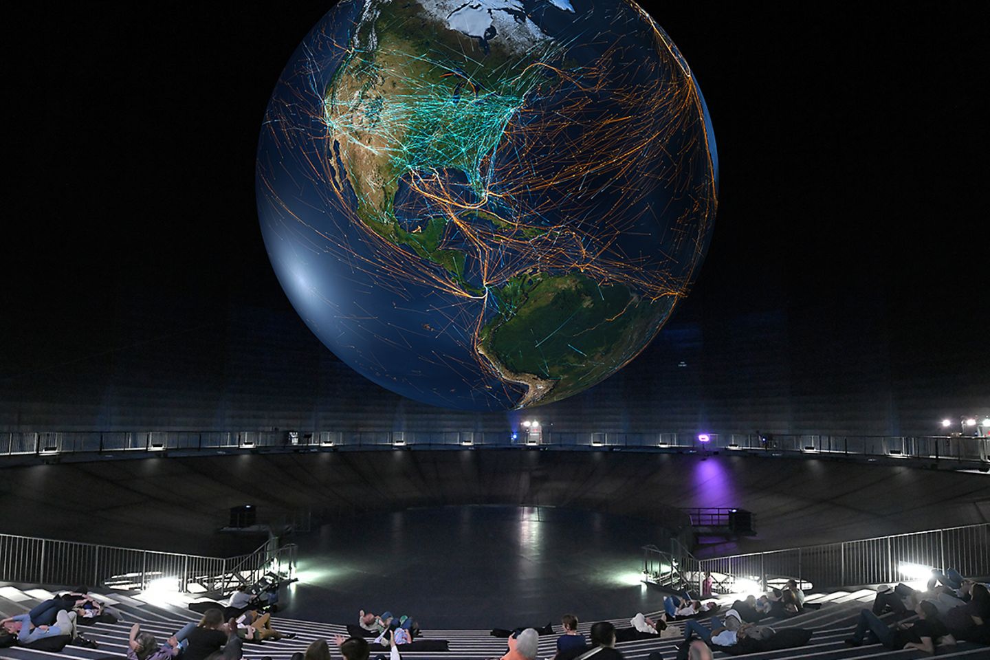 Ausstellung im Gasometer Oberhausen: Absolutes Highlight der Ausstellung ist die imposante Erdkugel. Im 100 Meter hohen Raum schwebt der spektakuläre Globus frei über den Köpfen der Besucher und Besucherinnen. Auf dessen Oberfläche präsentieren sich in brillanter Schärfe neben einer poetisch anmutenden Reise durch Milliarden von Erdenjahren auch die Folgen menschlichen Handelns.