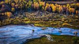 Um das Hochplateau in der Inneren Mongolei im sanften Morgenlicht fotografieren zu können, muss Weimin Qi klettern. Oben angekommen, kreiert er ein Bild mit Dreiklang. Die ziehenden Schafe, der sich ausdehnende Fluss und die bunten Wälder. Die Natur hat ihren eigenen Rhythmus.