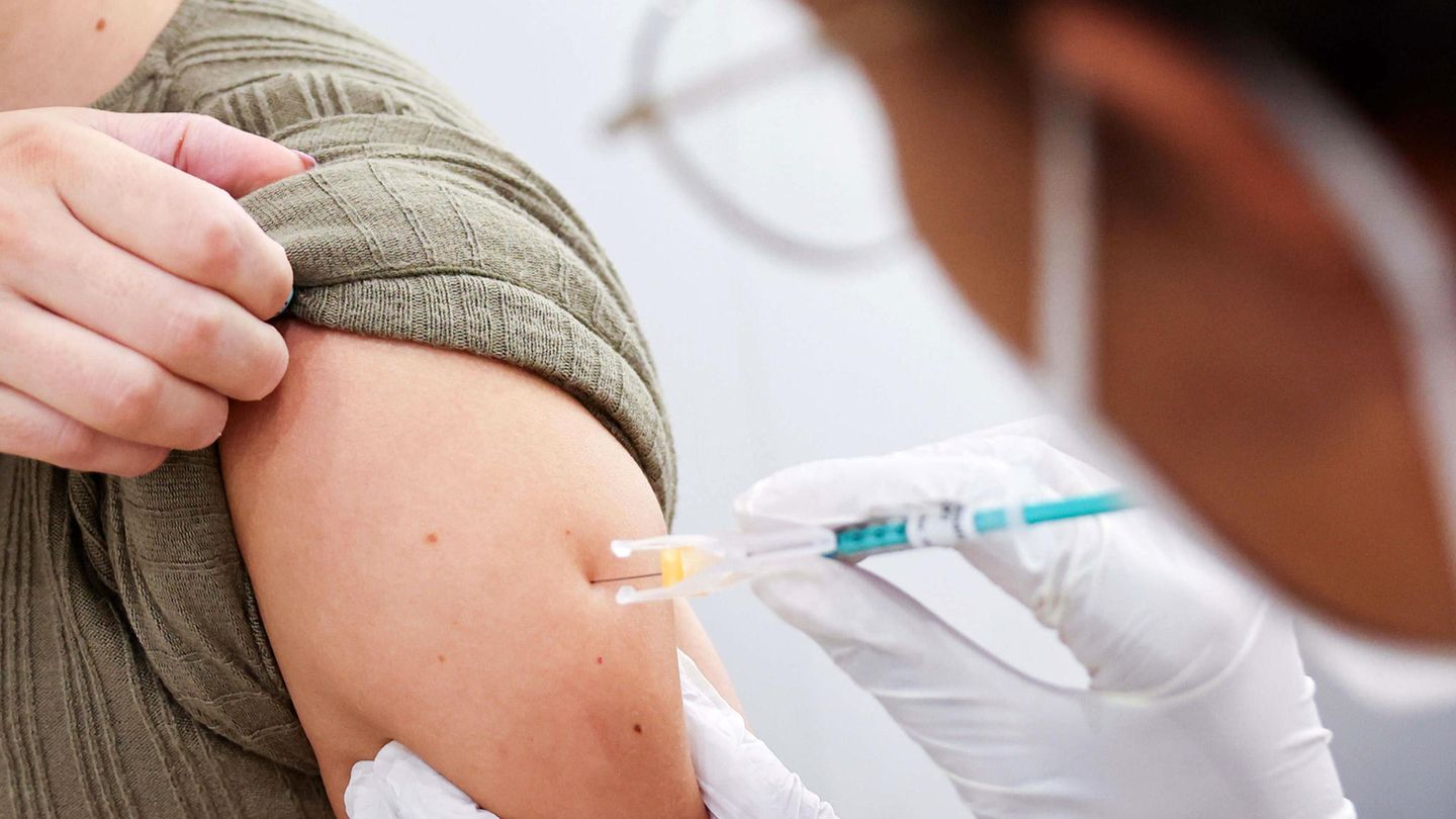 Frau bekommt ihre Zweitimpfung mit dem Impfstoff von Biontech/Pfizer im Impfzentrum
