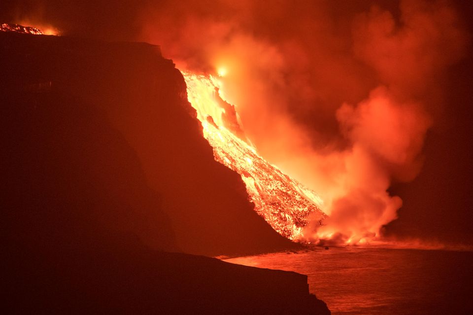 Eine Woche nach dem Vulkanausbruch auf der spanischen Kanareninsel La Palma ergießen sich die um die 1000 Grad heißen Lavaströme nun in das Meer