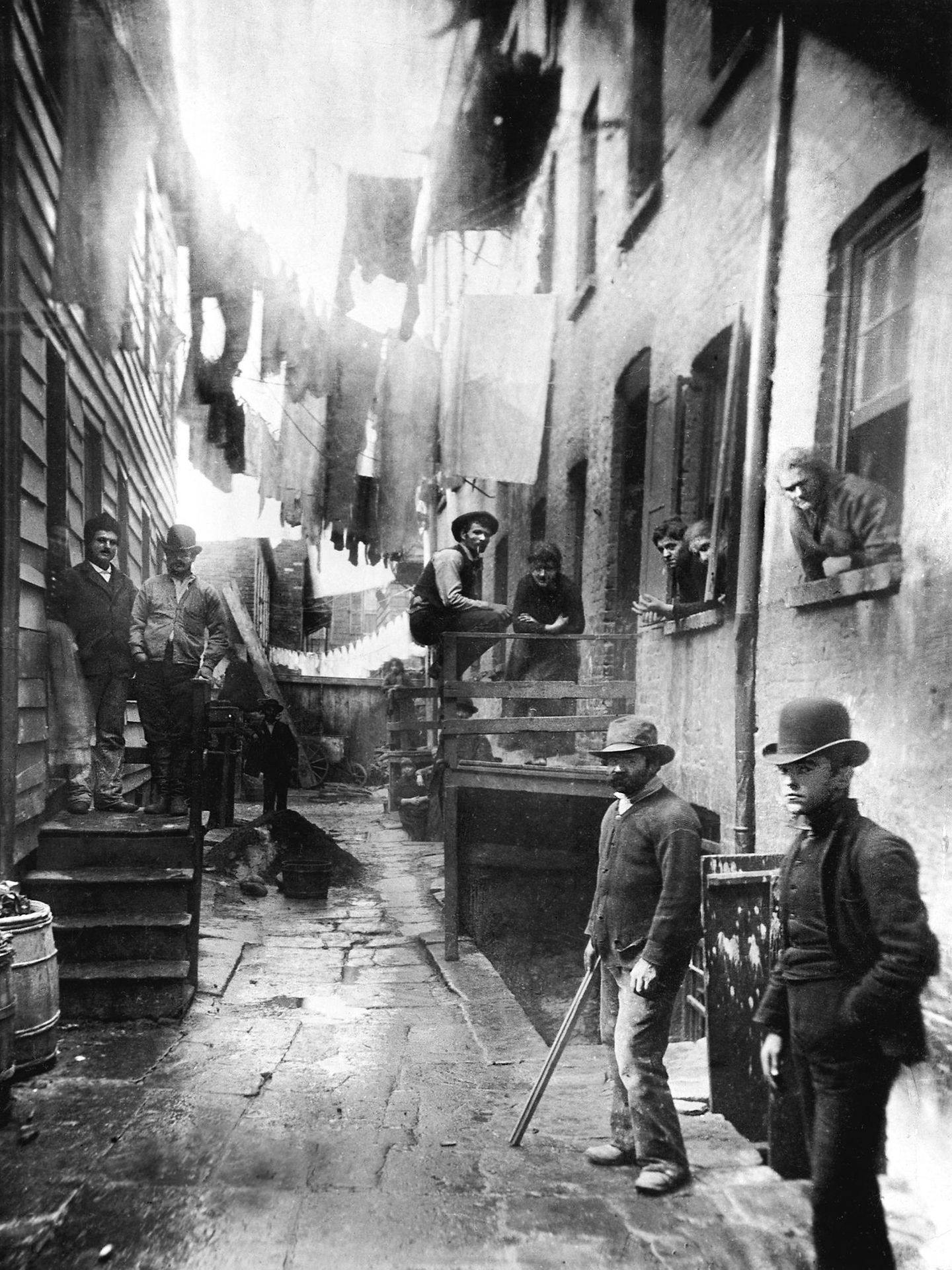 "Banditennest" nennen New Yorker diese Gasse in den Five Points, dem übelsten Slum der USA. 1889 fotografiert der Sozialreporter Jacob Riis diese Szene in dem Armenviertel im Süden Manhattans