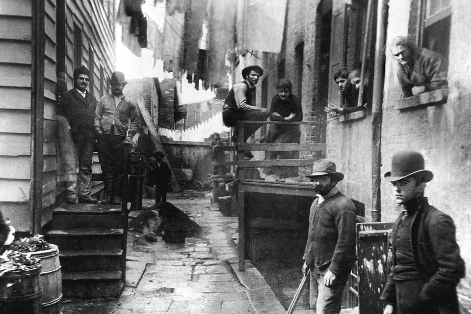 "Banditennest" nennen New Yorker diese Gasse in den Five Points, dem übelsten Slum der USA. 1889 fotografiert der Sozialreporter Jacob Riis diese Szene in dem Armenviertel im Süden Manhattans 0.8096