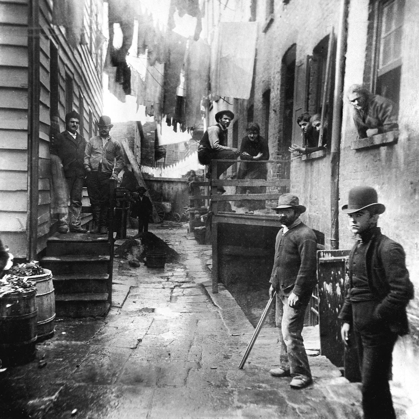 "Banditennest" nennen New Yorker diese Gasse in den Five Points, dem übelsten Slum der USA. 1889 fotografiert der Sozialreporter Jacob Riis diese Szene in dem Armenviertel im Süden Manhattans