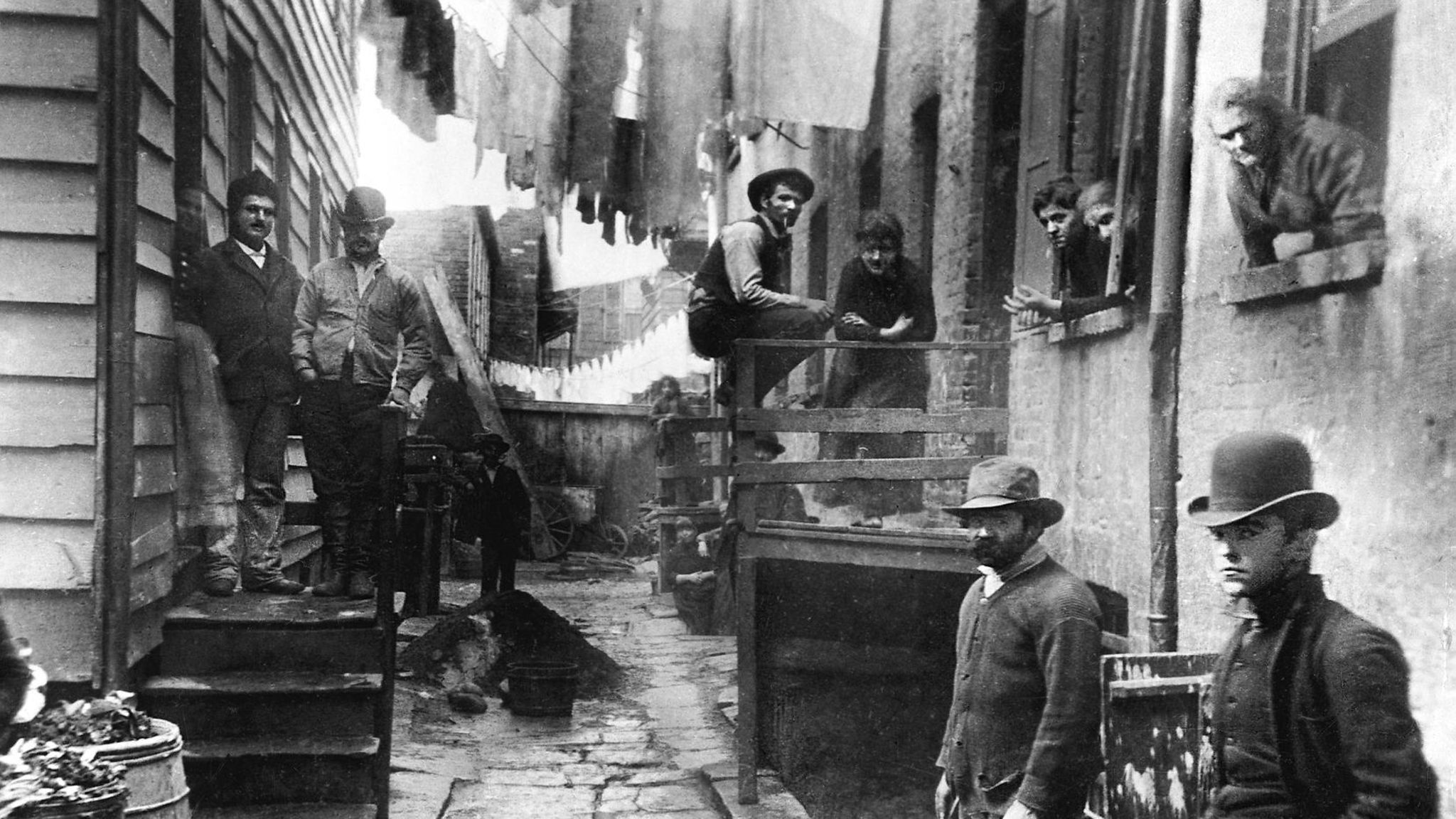 "Banditennest" nennen New Yorker diese Gasse in den Five Points, dem übelsten Slum der USA. 1889 fotografiert der Sozialreporter Jacob Riis diese Szene in dem Armenviertel im Süden Manhattans
