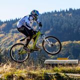 Mountainbiker springt im Bike- und Trailpark Winterberg