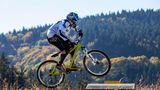 Mountainbiker springt im Bike- und Trailpark Winterberg