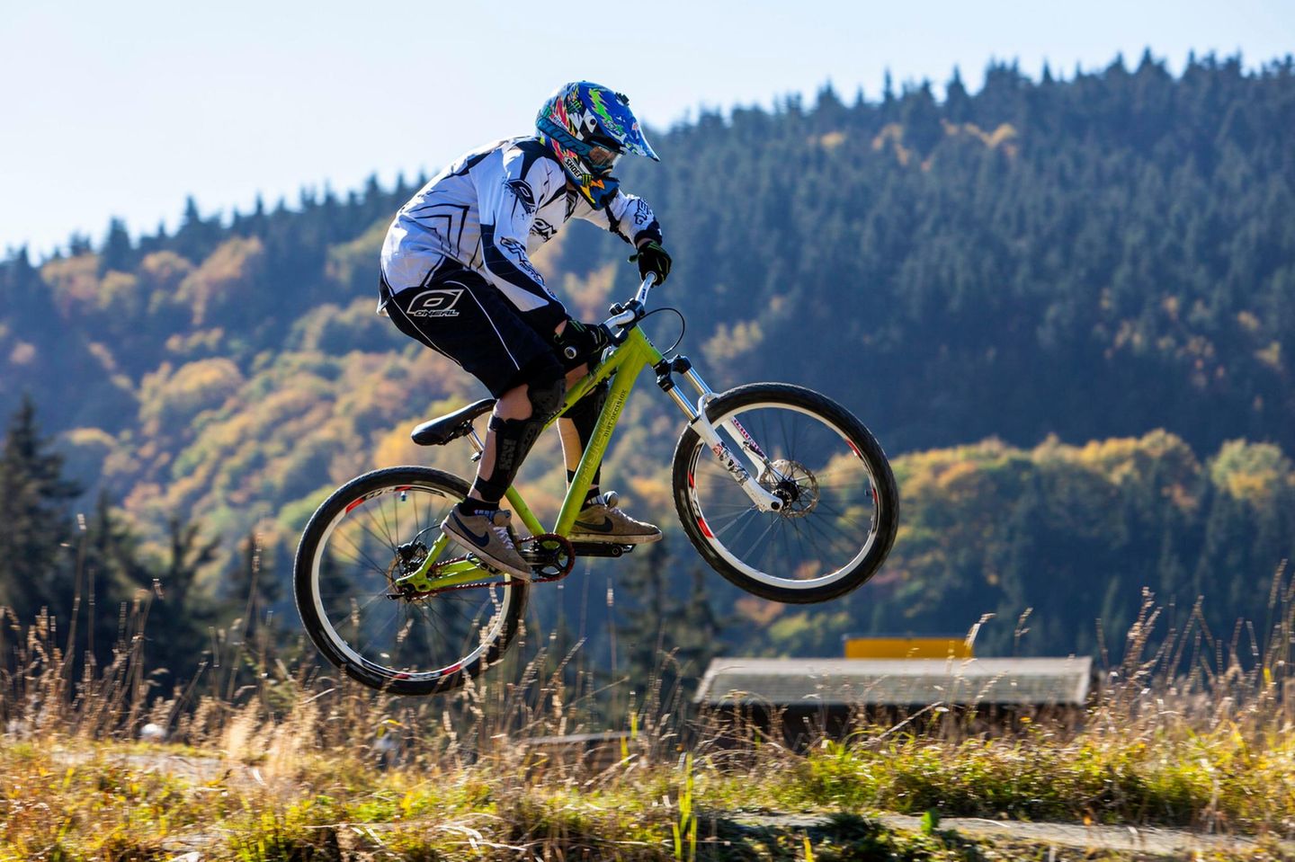 Mountainbiker springt im Bike- und Trailpark Winterberg