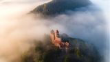 29.09.2021      "Die Burg Berwartstein im ersten Morgenlicht umgeben von Nebel."      Kamera: DJI Mavic Air 2  Mehr Fotos von Patrick Doppler