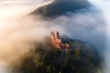 29.09.2021      "Die Burg Berwartstein im ersten Morgenlicht umgeben von Nebel."      Kamera: DJI Mavic Air 2  Mehr Fotos von Patrick Doppler