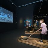 Wie anstrengend die Arbeit mit Schubkarre und Schaufel  ist, erfahren die Kinder an der Mitmachstation „Fit für den Bauernhof“.