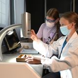 Im Forscherlabor untersuchen die Kinder Steine unter einem Mikroskop.