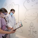 Die Kinder schlüpfen in die Rolle von Forscherinnen und Forschern in einem Labor.