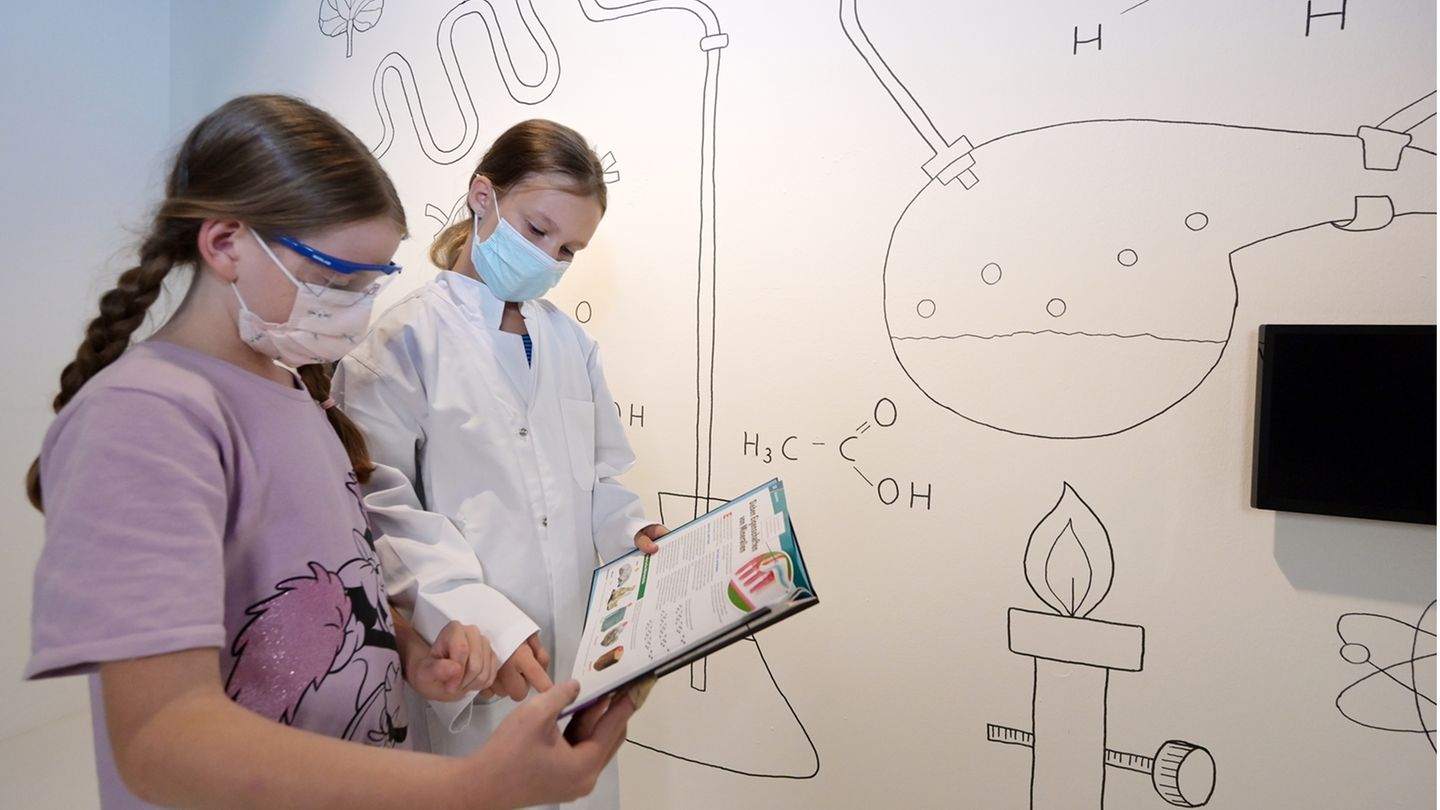 Die Kinder schlüpfen in die Rolle von Forscherinnen und Forschern in einem Labor.