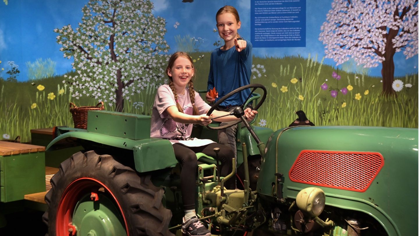 Ein ausgedienter Traktor lädt zum Spielen ein.