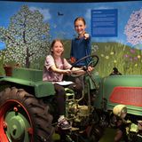 Ein ausgedienter Traktor lädt zum Spielen ein.