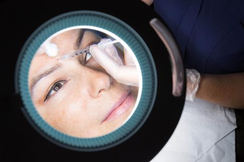 Junge Frau bei einer Botox-Behandlung