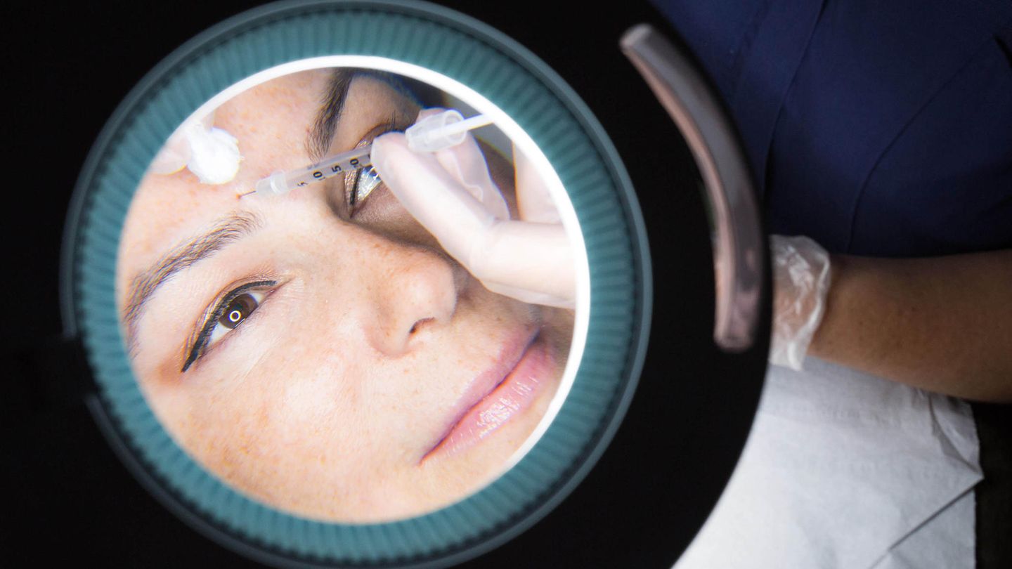 Junge Frau bei einer Botox-Behandlung