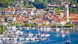 Blick auf die Stadt Skradin und ihren hübschen Hafen am Krka-Fluss