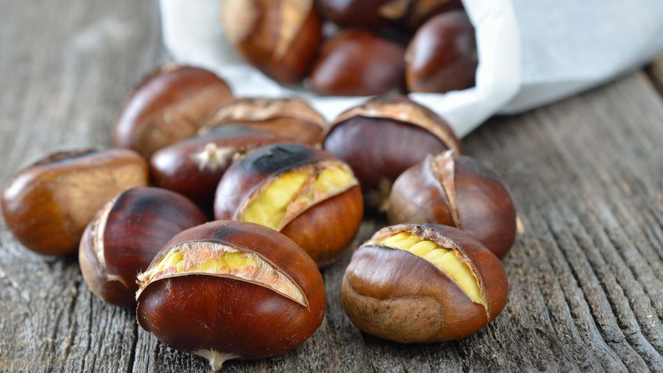Geröstete Esskastanien in einer Papiertüte Geröstete Esskastanien in einer Papiertüte