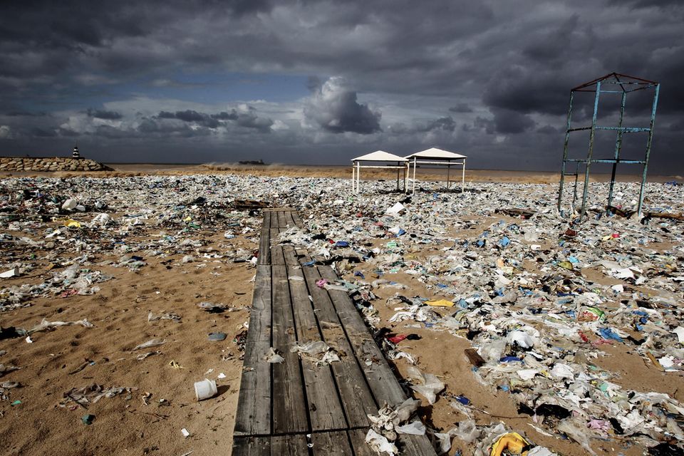 Plastikmül am Strand nördlich von Beirut