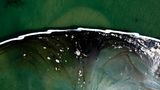 Eine Luftaufnahme zeigt schwimmende Barrieren, die nach einem Ölunfall in Huntington Beach, Kalifornien, um ein weiteres Eindringen in die Wetlands Talbert Marsh zu verhindern. Ein großer Ölaustritt vor der Küste Südkaliforniens verschmutzte beliebte Strände und tötete Wildtiere, während sich die Einsatzkräfte am Sonntag bemühten, das Öl einzudämmen, bevor es sich weiter in geschützte Feuchtgebiete ausbreiten konnte.
