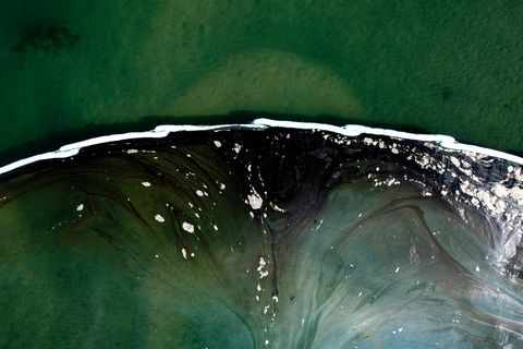 Eine Luftaufnahme zeigt schwimmende Barrieren, die nach einem Ölunfall in Huntington Beach, Kalifornien, um ein weiteres Eindringen in die Wetlands Talbert Marsh zu verhindern. Ein großer Ölaustritt vor der Küste Südkaliforniens verschmutzte beliebte Strände und tötete Wildtiere, während sich die Einsatzkräfte am Sonntag bemühten, das Öl einzudämmen, bevor es sich weiter in geschützte Feuchtgebiete ausbreiten konnte.