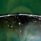 Eine Luftaufnahme zeigt schwimmende Barrieren, die nach einem Ölunfall in Huntington Beach, Kalifornien, um ein weiteres Eindringen in die Wetlands Talbert Marsh zu verhindern. Ein großer Ölaustritt vor der Küste Südkaliforniens verschmutzte beliebte Strände und tötete Wildtiere, während sich die Einsatzkräfte am Sonntag bemühten, das Öl einzudämmen, bevor es sich weiter in geschützte Feuchtgebiete ausbreiten konnte.