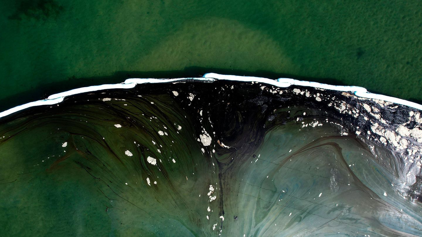 Eine Luftaufnahme zeigt schwimmende Barrieren, die nach einem Ölunfall in Huntington Beach, Kalifornien, um ein weiteres Eindringen in die Wetlands Talbert Marsh zu verhindern. Ein großer Ölaustritt vor der Küste Südkaliforniens verschmutzte beliebte Strände und tötete Wildtiere, während sich die Einsatzkräfte am Sonntag bemühten, das Öl einzudämmen, bevor es sich weiter in geschützte Feuchtgebiete ausbreiten konnte.