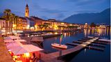 Ascona am Abend mit Blick auf den kleinen Hafen in der Schweiz