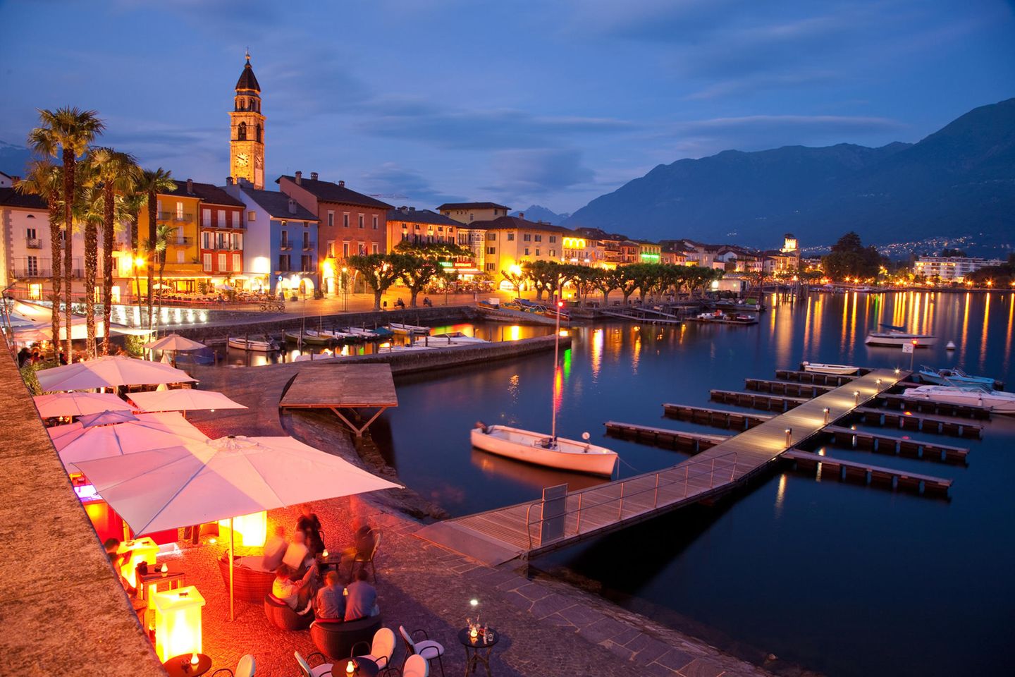Ascona am Abend mit Blick auf den kleinen Hafen in der Schweiz
